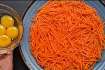 طرز تهیه شام سریع و خوشمزه فقط با هویج رنده شده و تخم مرغ