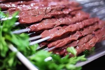 تفاوت جگر گوسفند و گوساله | کدام انتخاب سالم تر و خوش طعم تر است؟