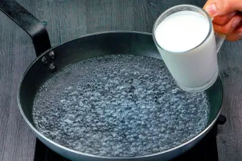 فقط ماست را داخل آب جوش بریزید ! طرز تهیه میان وعده کلاسیک با ماست و آب