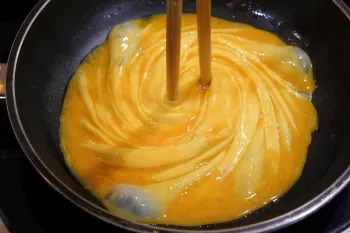 طرز تهیه املت کره ای با تخم مرغ