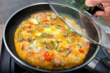 طرز تهیه سریع ترین پیتزای خانگی بدون خمیر مایه و فر