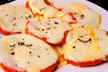 طرز تهیه پیش غذای رستورانی با گوجه فرنگی و پنیر پیتزا