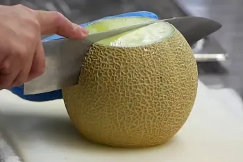 نحوه قاچ کردن و نگهداری از طالبی در یخچال / دیگه طالبی آب نمیندازه