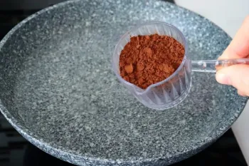 طرز تهیه کوکی شکلاتی / فقط کاکائو را در آب بریزید