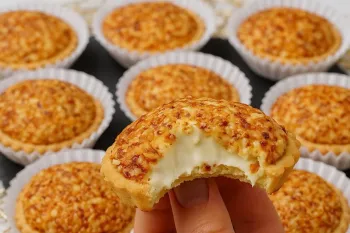 طرز تهیه شیرینی فوق العاده خوشمزه با آرد و تخم مرغ / این شیرینی واقعاً توی دهن آب میشه