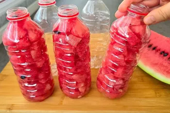 هندوانه اضافه را در بطری بریزید / طرز تهیه بستنی ترند تابستان با هندوانه و بطری پلاستیکی