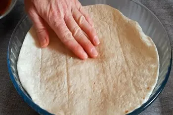طرز تهیه پیتزا ساده با نان لواش / با نان لواش ناهار خوشمزه درست کنید