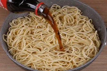 طرز تهیه ماکارونی ایتالیایی با نوشابه مشکی