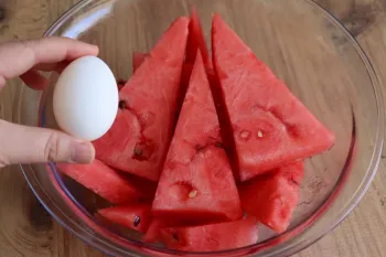 هندوانه و تخم مرغ را با هم مخلوط کنید / طرز تهیه عصرانه ای مقوی با هندوانه و تخم مرغ