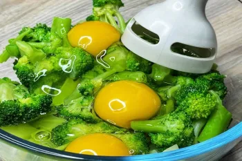 کلم بروکلی را با تخم مرغ مخلوط کنید / طرز تهیه کاسرول کلم بروکلی خوشمزه تر از گوشت