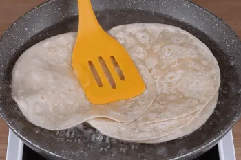نان لواش را در آب بپزید / طرز تهیه پیتزا رستورانی با نان لواش