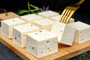 طرز تهیه پنیر فتا در ۱۰ دقیقه / خوشمزه تر از پنیر آماده