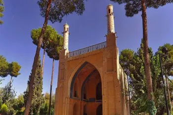 راز عجیب منارجنبان اصفهان | چرا مناره ها با هم میلرزند؟