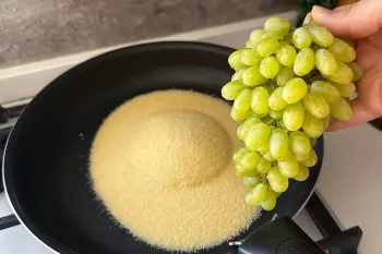 انگور را با آرد سرخ کنید / طرز تهیه دسر خوشمزه با انگور