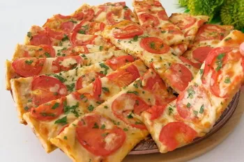 طرز تهیه پیتزا بدون نیاز به خمیر پیتزا / فقط 3 تا سیب زمینی رنده کنید و پیتزا درست کنید