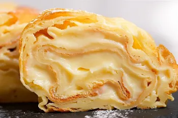 طرز تهیه رول کاستارد خوشمزه و لطیف / فقط خمیر را داخل ماهیتابه می ریزم