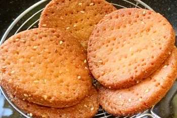 طرز تهیه شیرینی عصرانه بدون نیاز به هم زن و فر