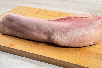 طرز تهیه زبان : فقط زبان گاو را بجوشانید و در فر بپزید