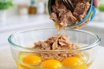 با یه قوطی تن ماهی و دو تا تخم مرغ شام لاکچری بساز