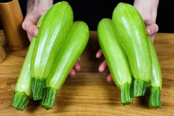 دستور پخت شام رژیمی و خوشمزه با کدو سبز و فلفل دلمه