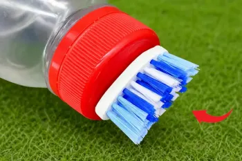 ایده ای عالی برای هر خانه! یک مسواک قدیمی را به یک بطری پلاستیکی وصل کنید!