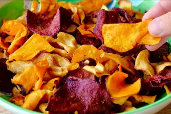 طرز تهیه سبزیجات خشک / ۳ نوع سبزیجات را به این چیپس های فوق العاده ترد و سالم تبدیل کنید