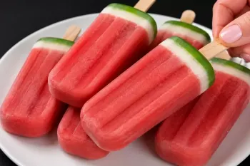بستنی آماده نخرید! این بستنی هندوانه ای خانگی بدون شیر و شکر با ۳ ماده اولیه