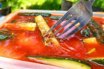 خیارشور در آب گوجه فرنگی در عرض ۲ روز! ترد، معطر و فوق العاده خوشمزه