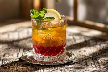 طرز تهیه شربت خاکشیر دورنگ مجلسی با طعم زعفران و آلبالو