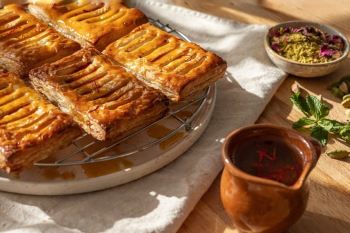 طرز تهیه قریوش عربی به روش سنتی با شربت زعفرانی خوشمزه