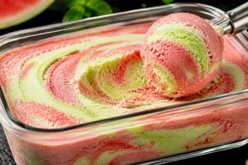 طرز تهیه دسر یخی تابستانی سالم با میوه های منجمد