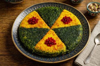 طرز تهیه کوکو سبزی دو رنگ مجلسی برای ۶ نفر