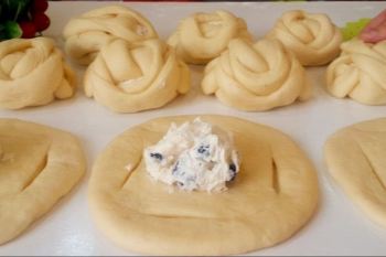 طرز تهیه نان پنیر خانگی مجلسی و پوک برای عصرانه و صبحانه