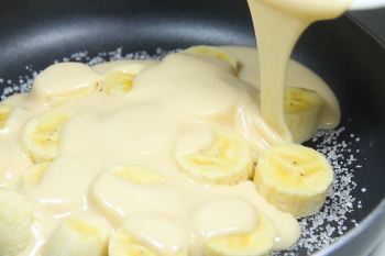 طرز تهیه کیک موزی تابه ای فوق العاده سریع و پنبه ای بدون فر و بدون قالب