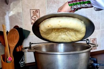 طرز تهیه نان تنوری با قابلمه و درب چدنی در منزل