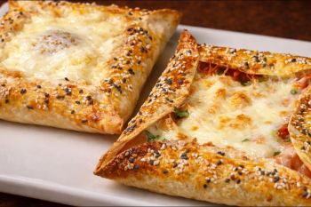 طرز تهیه صبحانه رستورانی با نان ، پنیر و تخم مرغ