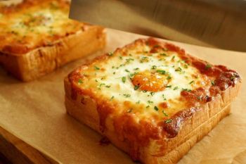 طرز تهیه صبحانه سریع رستورانی با نان تست و تخم مرغ