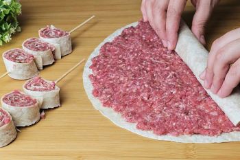 طرز تهیه کباب رولی با نان لواش و گوشت چرخ کرده بدون نیاز به زغال و منقل