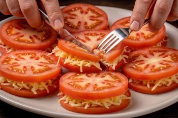 طرز تهیه گوجه فرنگی سوخاری کریپسی، خوشمزه و سریع برای مهمانی