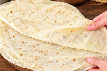طرز تهیه نان لواش تابه ای فوری فقط با ۲ قاشق روغن بدون نیاز به مخمر