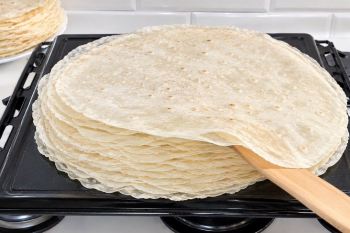 آموزش گام به گام تهیه خمیر یوفکای خانگی نازک و کاغذی روی گاز