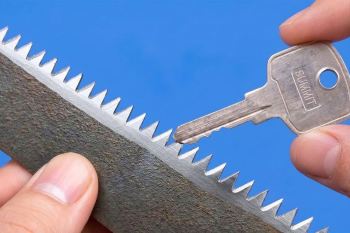 راهکار تنظیم چپ و راست دندانه های اره و تیز کردن دستی آن