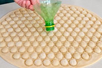 طرز تهیه مانتی ترکی خانگی با ترفند ساده درب بطری پلاستیکی بدون وا رفتن