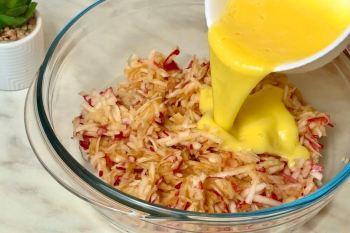 طرز تهیه شیرنی عصرانه با سیب و تخم مرغ بدون آرد، شکر و روغن