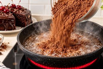 طرز تهیه کیک شکلاتی خیس با آلبالو؛ راز بافت نرم خیس با پودر کاکائوی داغ