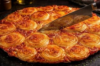 طرز تهیه پیتزا پیاز ترد و برشته؛ غذایی خوشمزه تر و ارزان تر از پیتزا