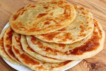روش پخت نان تابه ای با سه قلم ماده اولیه (آرد، آب و نمک) با مغز کره ای