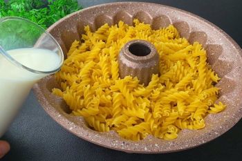 طرز تهیه کیک ماکارونی قالبی با ۱ لیوان ماست