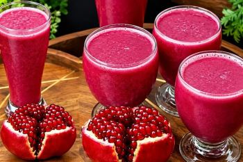 طرز تهیه آب انار طبیعی در خانه بدون نیاز به آبمیوه گیری