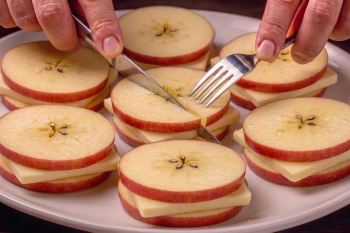 طرز تهیه شیرینی سیب کاراملی با ۲ عدد سیب و یک موز